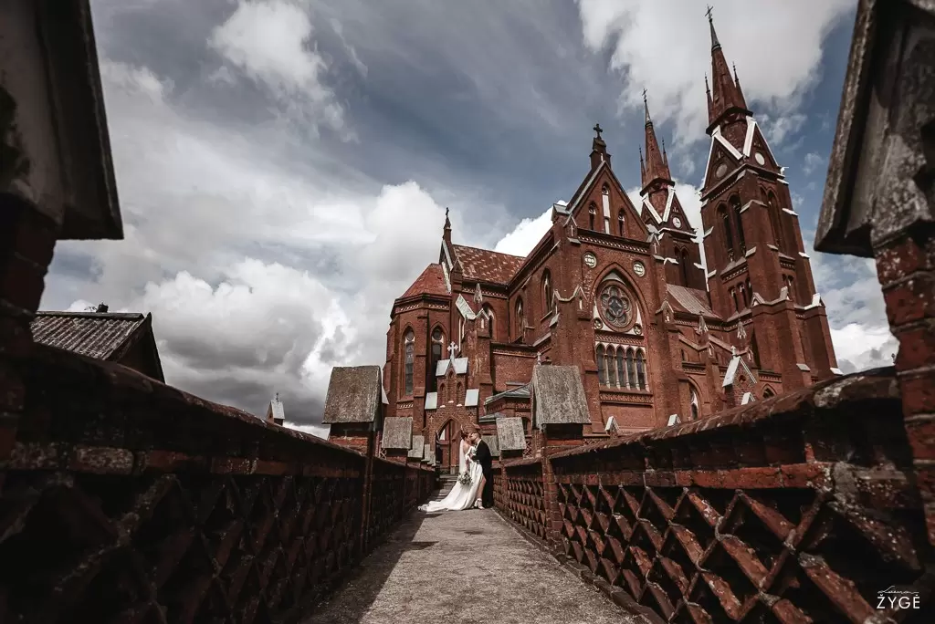zydrune mindaugas plunge dvaras oginskio rumai sveksna sveksnos baznycia laura zyge photography 25 Wedding photographer Laura Žygė